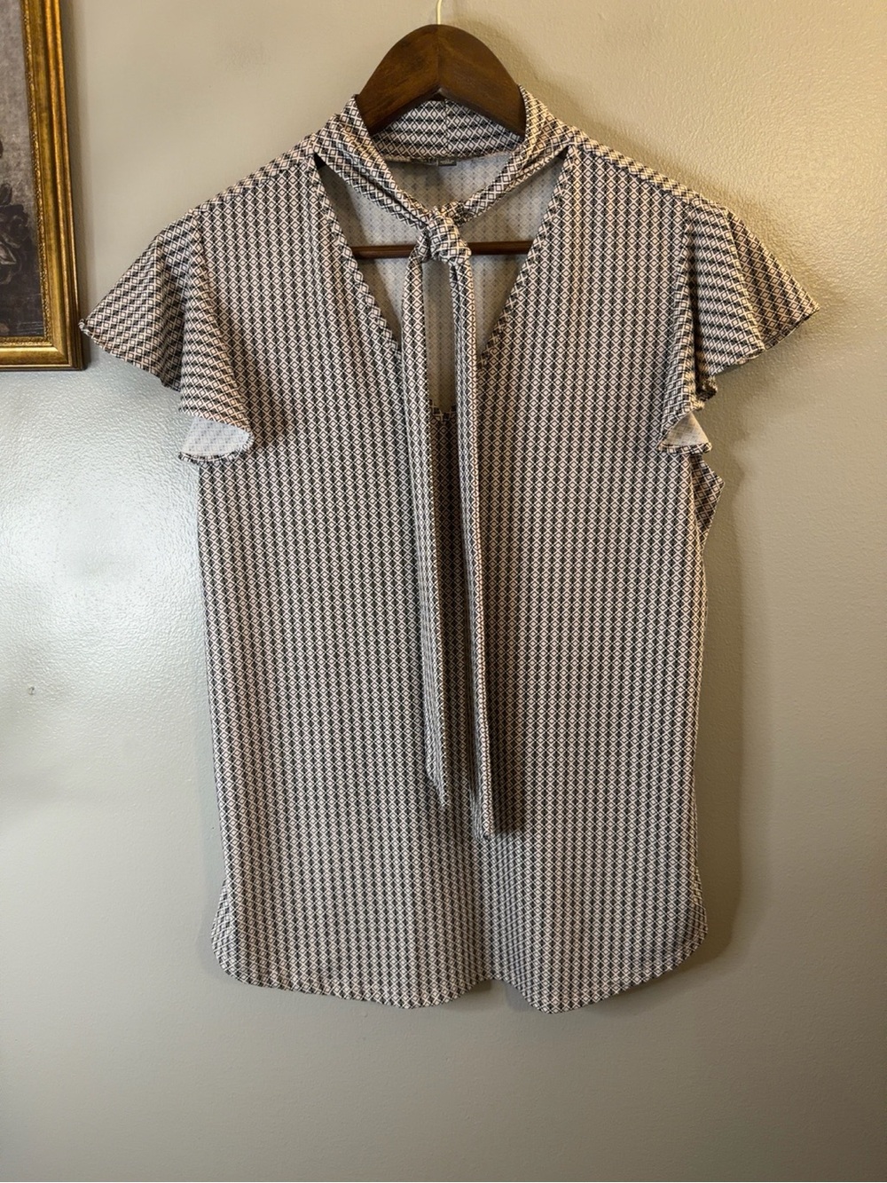 Adrianna Papell M Tie Neck Geometric Flutter Sleeve Blouse Black Cream - Picture 2 of 8